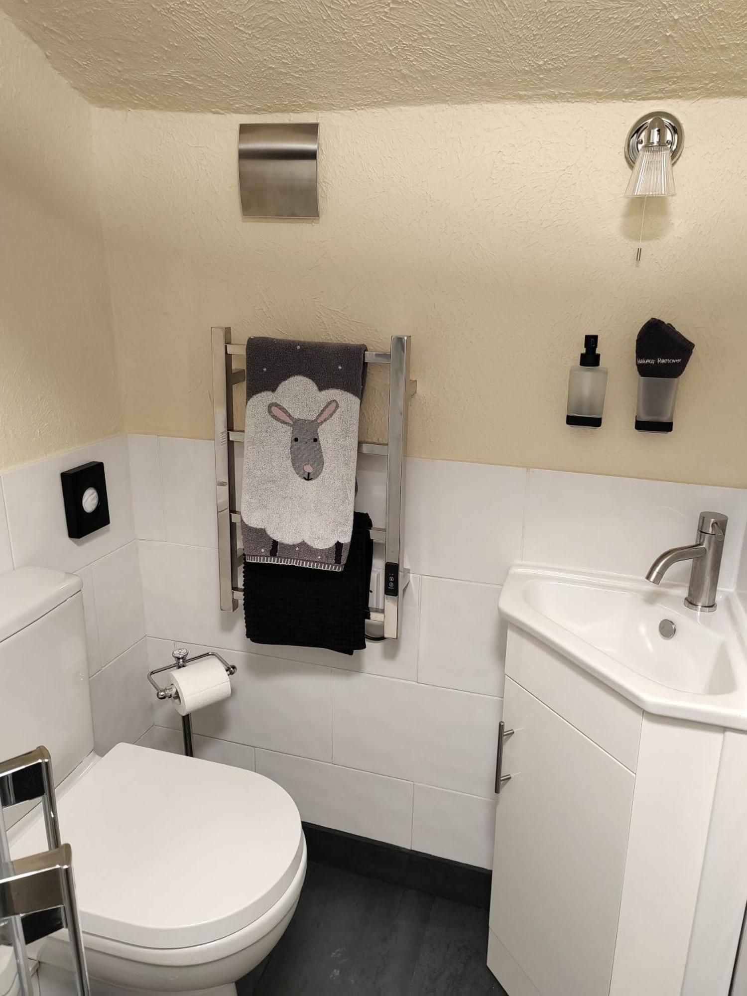 Puddle Duck Lodge - Adults Only باونيس أون وينديرمير الغرفة الصورة